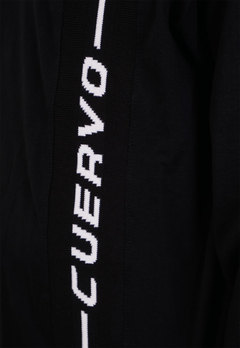 A Tech Long Tee tem caimento regular, barra alongada e mangas ligeiramente oversized, com ribana canelada nos punhos. Gola especial em ribana e reforço interior de ombro a ombro para garantir um caimento bom e uma durabilidade alta.
