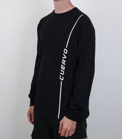A Tech Long Tee tem caimento regular, barra alongada e mangas ligeiramente oversized, com ribana canelada nos punhos. Gola especial em ribana e reforço interior de ombro a ombro para garantir um caimento bom e uma durabilidade alta.