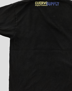  caimento regular, barra alongada e mangas ligeiramente oversized. Gola especial em ribana e reforço interior de ombro a ombro para garantir um caimento bom e uma durabilidade alta