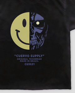  caimento regular, barra alongada e mangas ligeiramente oversized. Gola especial em ribana e reforço interior de ombro a ombro para garantir um caimento bom e uma durabilidade alta