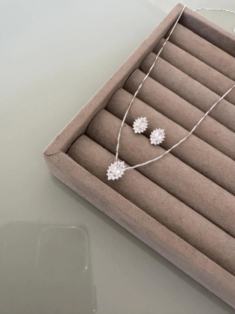 CONJUNTO BRINCO E COLAR ZIRCONIA NAVETE COM CRAVEJADO