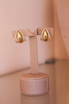 Argola Meia Lua e Detalhes Cravejados com Banho em Ouro 18k na internet