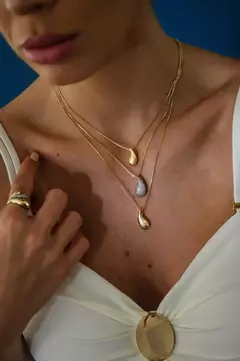 Colar M Gota com Banho em Ouro 18k na internet