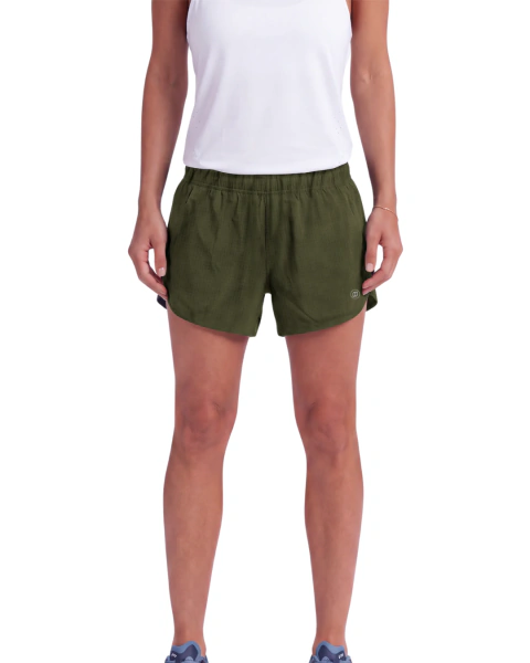 Short de running de doble capa con calza interna de soporte, capa exterior de secado rápido y cintura regulable. Color oliva