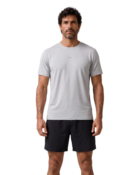 Confeccionada en tejido Microset ultrasuave de secado rápido con costuras reforzadas. Confort ideal para entrenar. Color tiza