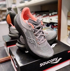 ZAPATILLA MUJER KINVARA 14 - GRAVEL/BLACK / SAUCONY - RunStore