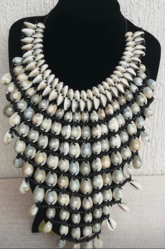 Colar Cascata Kalandula bordado preto - comprar online