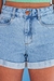 Shorts Jeans Mom com Barra Dobrada na internet