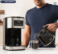 CAFETERA PROGRAMABLE CON PANTALLA TÁCTIL OSTER® OSBVSTDC4403-054AR