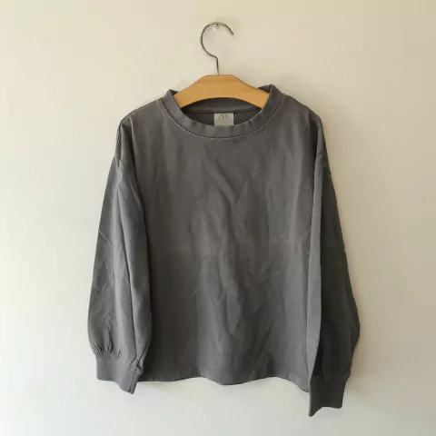 REMERA ML - ZARA - TALLE 8 AÑOS - GRIS