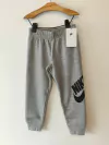 PANTALÓN - NIKE - TALLE 4 A 5 AÑOS - GRIS CON LEYENDA
