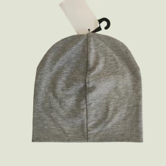 GORRO - H&M - TALLE 4 A 8 AÑOS - GRIS MOTIVO BATMAN en internet