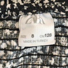 POLLERA - ZARA - TALLE 8 AÑOS - BLANCO Y NEGRO MOTIVO FLORES - PilchaGo