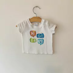 REMERA - CHEEKY - TALLE XS (1 A 3 MESES) - MOTIVO HI GO FUN BLANCA MC - PilchaGo
