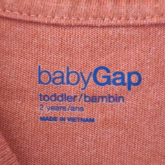 REMERA - GAP - TALLE 2 AÑOS - NARANJA MOTIVO CAMIÓN - PilchaGo