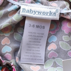 REMERA - BABYWORKS - TALLE 3 A 6 MESES - FLORES BASE MARRÓN - PilchaGo
