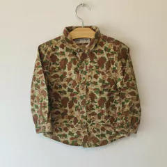 CAMISA - ZARA - TALLE 18 A 24 MESES - CAMUFLADA VERDE CON LEYENDA TRASERA