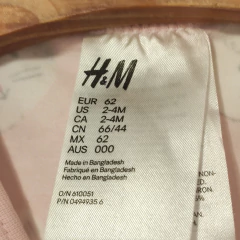 CONJUNTO - H&M - TALLE 2 A 4 MESES - SET X3 (BODY ML, LEGGING Y GORRITO) ROSA MOTIVO GATOS - PilchaGo