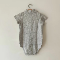 BODY CHOMBA - OSHKOSH - TALLE 18 MESES - GRIS en internet