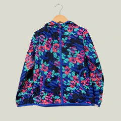 CAMPERA ROMPEVIENTOS - OSHKOSH - TALLE 6 AÑOS - A RAYAS NEGRO, AZUL Y VERDE MOTIVO FLORES
