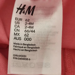 CONJUNTO - H&M - TALLE 2 A 4 MESES - SET X3 (BODY ML, LEGGING Y GORRITO) ROSA MOTIVO GATOS