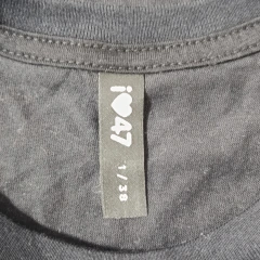 REMERA - 47 STREET - TALLE 38 - NEGRO CON LEYENDA - PilchaGo