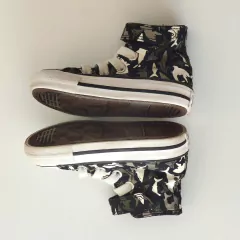 ZAPATILLAS - CONVERSE - TALLE AR 19 - NEGRO MOTIVO TIBURONES en internet