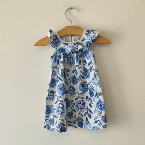 MUSCULOSA - MINIMIMO - TALLE 9 A 12 MESES - BLANCO FLOREADO AZUL