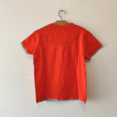REMERA - GUESS - TALLE 4 AÑOS - NARANJA CON LEYENDA en internet