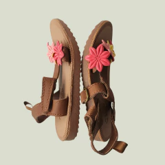 SANDALIAS - OSHKOSH - TALLE AR 20 - MARRÓN MOTIVO FLORES - PilchaGo