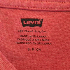 REMERA - LEVI&#039;S - TALLE S - ROJO Y AZUL CON LEYENDA LEVI&#039;S - PilchaGo