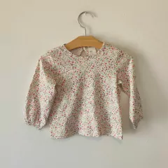 CONJUNTO - H&M - TALLE 6 A 9 MESES - SET X2 PIEZAS (REMERA ML MOTIVO FLORES Y JUMPER JEAN )