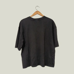 REMERA - ZARA - TALLE S - GRIS TOPO CON LEYENDA - PilchaGo
