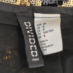 SHORT - DIVIDED - TALLE 38 - LENTEJUELAS DORADO Y NEGRO - PilchaGo