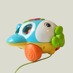 JUGUETE DIDÁCTICO - AVIÓN DE ARRASTRE CON ENCASTRE DE FORMAS CON LUZ Y MÚSICA - PilchaGo