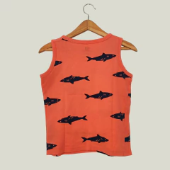 MUSCULOSA - H&M - TALLE 2 A 4 AÑOS - NARANJA Y AZUL MOTIVO TIBURONES en internet