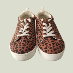 ZAPATILLAS - CARTER'S - TALLE AR 34 - MARRÓN MOTIVO CORAZONES - tienda online