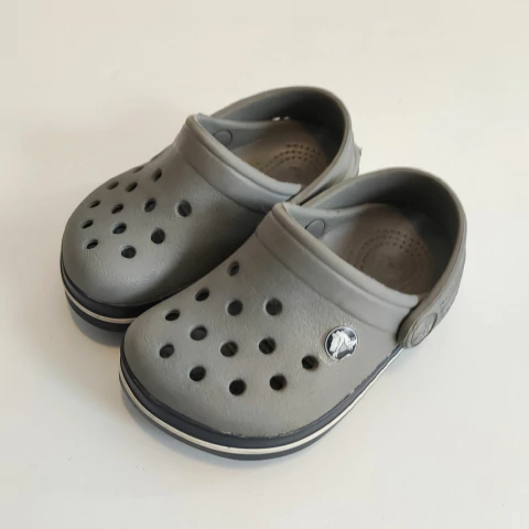 ZUECOS - CROCS - TALLE AR 20/21 - GRIS - comprar online