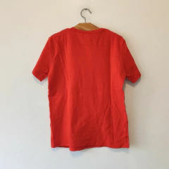 REMERA - DECATHLON - TALLE 6 AÑOS - ROJO CON LEYENDA en internet