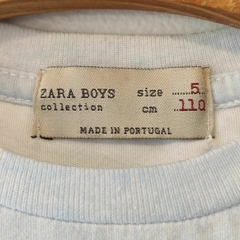 REMERA - ZARA - TALLE 5 AÑOS - CELESTE MOTIVO PLAYA - PilchaGo