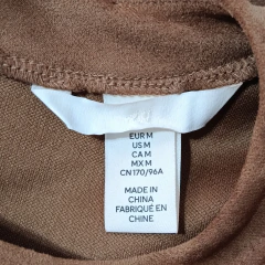 REMERA - H&M - TALLE M - SUEDE MARRÓN - PilchaGo