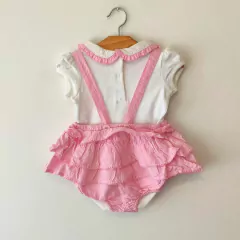 CONJUNTO - GYMBOREE - TALLE 6 A 12 MESES - SER X2 PIEZAS (JARDINERO Y BODY) ROSA Y BLANCO - PilchaGo