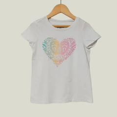 REMERA - OSHKOSH - TALLE 6 AÑOS - BLANCO MOTIVO CORAZÓN