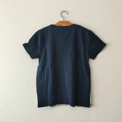REMERA - ZARA - TALLE 6 AÑOS - AZUL CON LEYENDA en internet