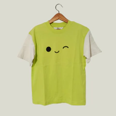 REMERA - H&M - TALLE 4 AÑOS - VERDE Y BLANCO MOTIVO SQUISHMALLOWS