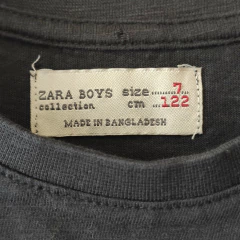 REMERA - ZARA - TALLE 7 AÑOS - NEGRO CON LEYENDA - PilchaGo