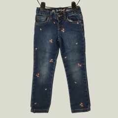 PANTALÓN JEAN - CAT & JACK - TALLE 4 AÑOS - AZUL CON BORDADOS MOTIVO FLORES - comprar online