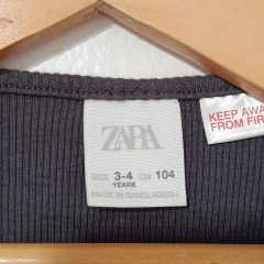 REMERA - ZARA - TALLE 3 AÑOS - GRIS TOPO MOTIVO CORAZONES en internet