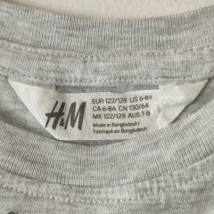 REMERA - H&M - TALLE 6 A 8 AÑOS - GRIS MOTIVO VARIOS - PilchaGo