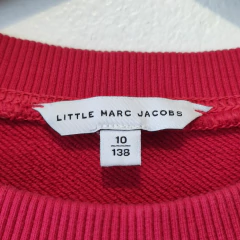 BUZO - MARC JACOBS - TALLE 10 AÑOS - ROJO CON LEYENDA - PilchaGo